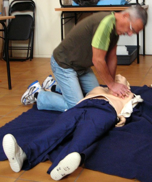 2010-10-19 03 Ventilation et massage cardiaque.JPG